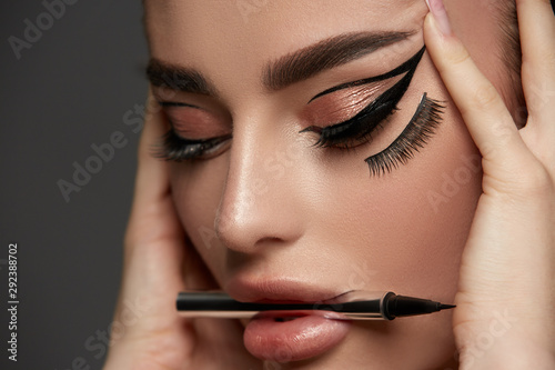 Closeup Portrait of Beauty Woman with Perfect Makeup. Clean perfect skin, sexy lips and dark eyebrows. Fashion glamour female face