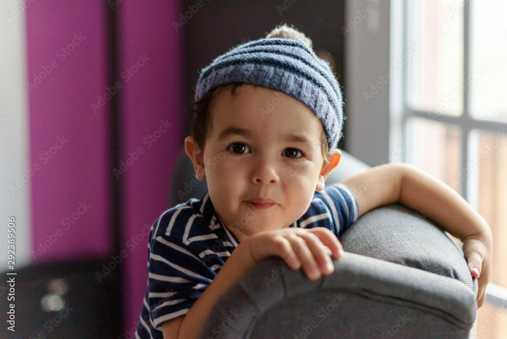 Niño pequeño con gorro de lana 06 Niño pequeño con gorro de lana 06