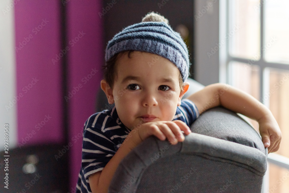 Niño pequeño con gorro de lana 08 Niño pequeño con gorro de lana 08