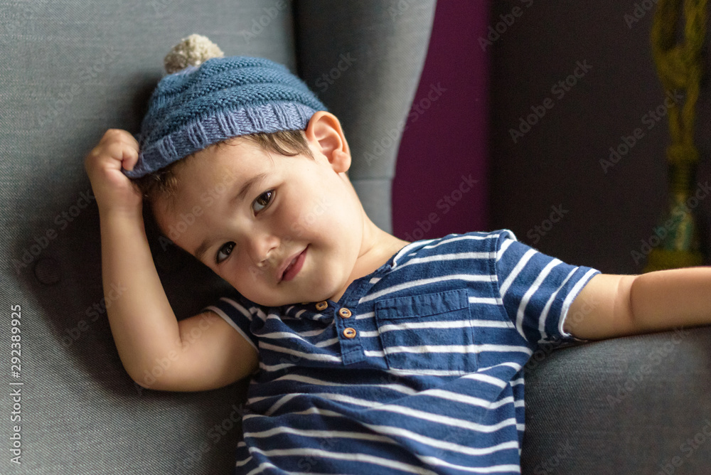 Niño pequeño con gorro de lana 28 Niño pequeño con gorro de lana 28