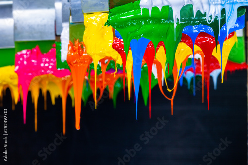 Fotografia several dripping colors ink on handle printers in tee shirt factory hang on the