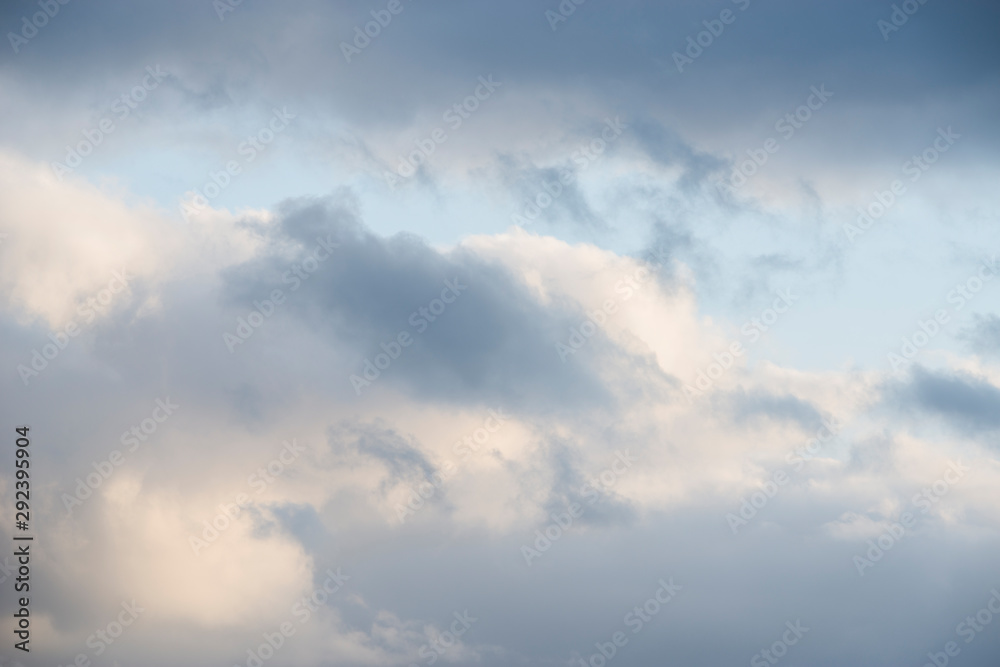 Wolkenhimmel über Strand an der Nordsee mit Dünen im Hintergrund
