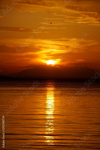The sun goes downhill on the horizon © Anatoliy