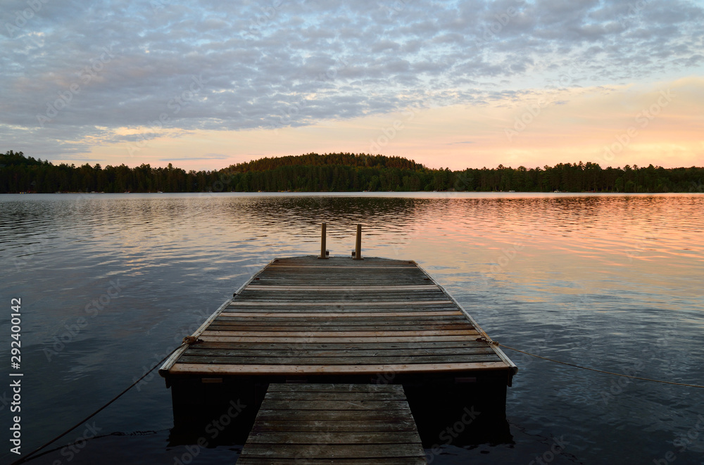Obraz premium Dockside at sunset in cottage country