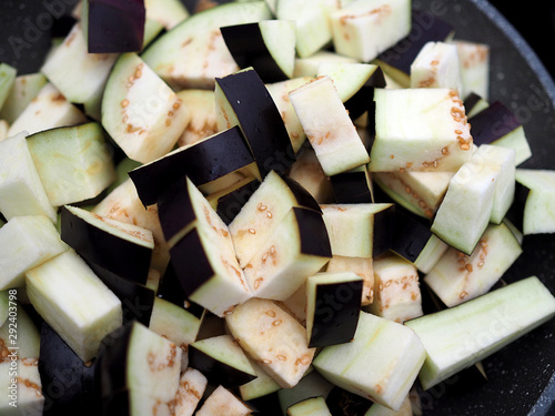 Berenjenas cortadas en dados. Preparación para cocina