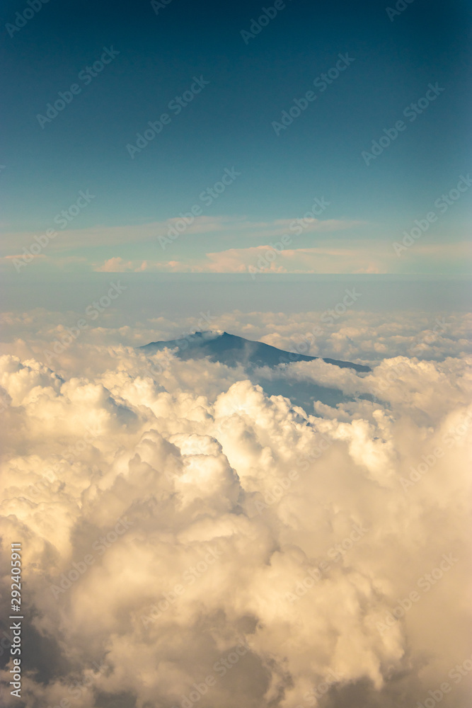 Vista aerea della cima del vulcano Etna tra le nuvole - Sicilia