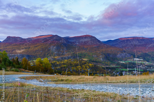 Widok na szczyty g  rskie w Hemsedal z o  rodka narciarskiego w norweskim regionie Buskerud p    nym latem  wczesn   jesieni    wrzesie  