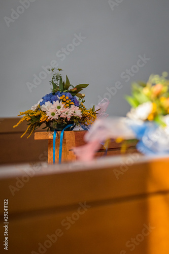 Obraz na płótnie Flowers and other wedding decoration in a church w salonie