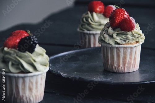 Obraz na płótnie Strawberry cupcakes on wooden black kitchen background w salonie