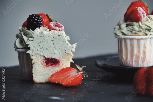 Obraz na płótnie Strawberry cupcakes on wooden black kitchen background w salonie