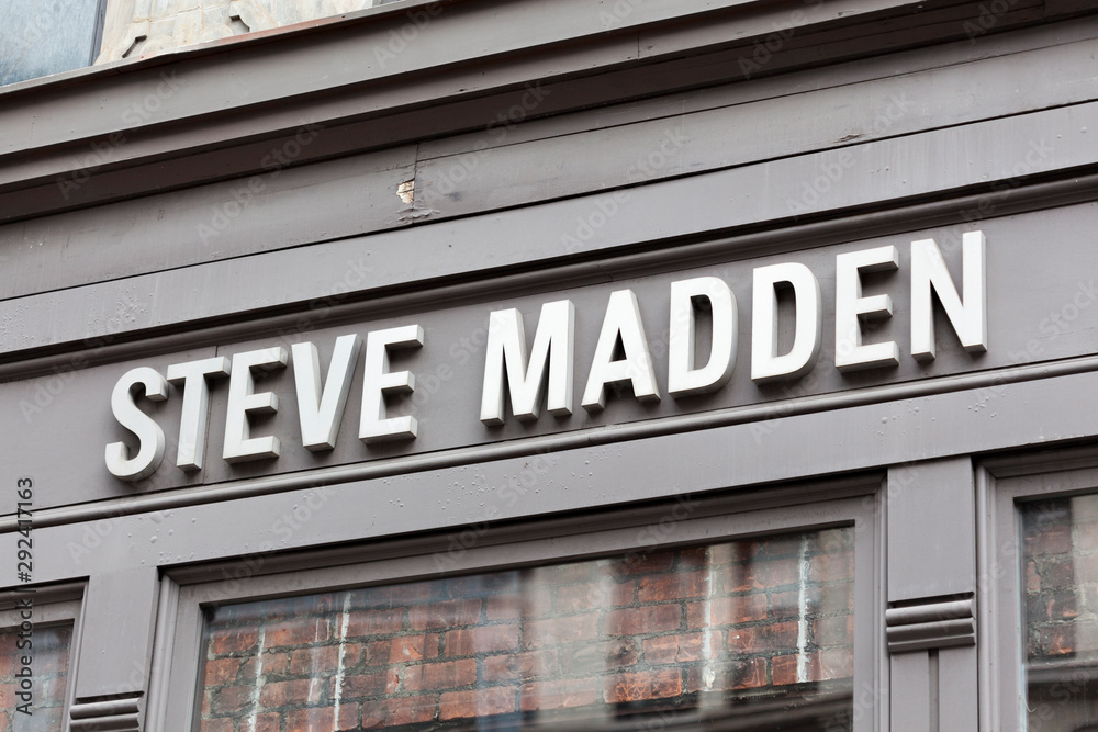Contratación importante limpiador New York, New York, USA - September 26, 2019: Steve Madden store in Soho. Steve  Madden designs and sells fashion shoes and accessories. foto de Stock |  Adobe Stock