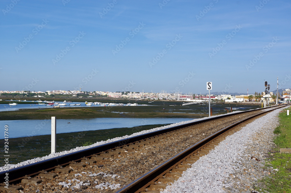 voie ferrée et vue sur la ville de Faro, Portugal