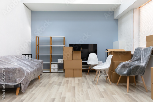 Foto Living Room Interior With Moving Boxes