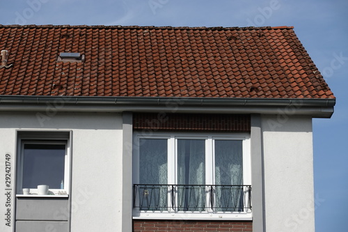 Großes Fenster eines Hauses mit Fassade aus Putz
