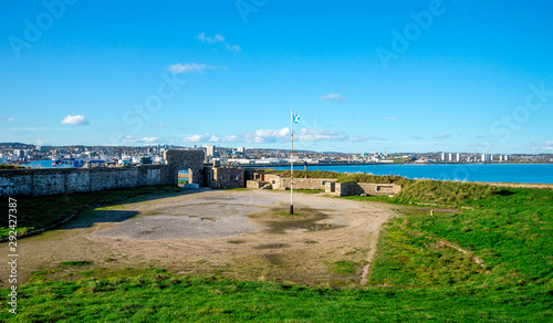 Obraz na płótnie Scottish flag in the center of historical Torry battery ruins and Aberdeen cityscape, Scotland w salonie