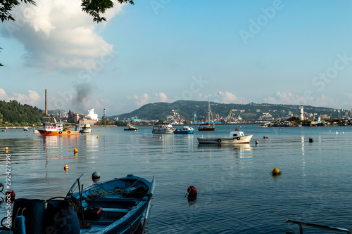 Fotografie Zonguldak eregli district, fishing boats and erdemir iron and steel factory behi