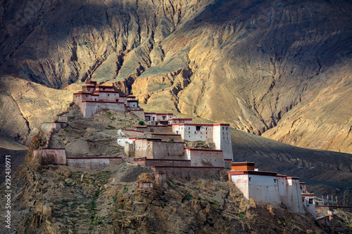 Obraz na plátně Gyantse Fortress, Gyantse Dzong - the Solemn Persistence of Ancient Tibet