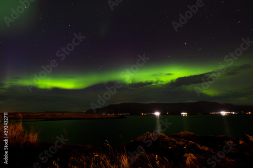 Nordlichter über dem Gebirszug Esja bei Grafarvorgur einm Vorort der isländischen Hauptstadt Reykjavik