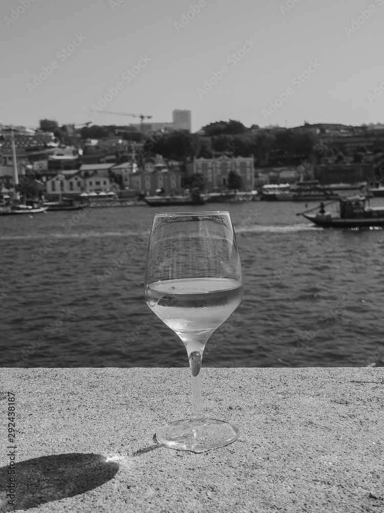 Obraz premium Copa de vino sobre vista del rio