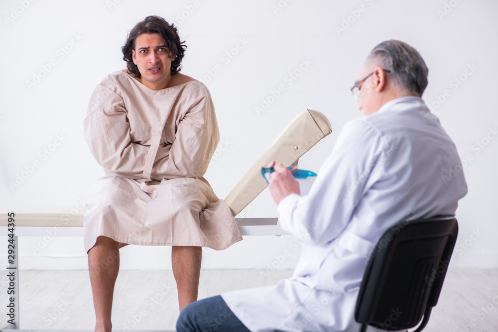 Obraz premium Aged male doctor psychiatrist examining young patient