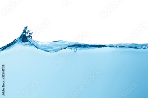 Błękitne wody pluśnięć fala powierzchnia z bąblami powietrze na białym tle.