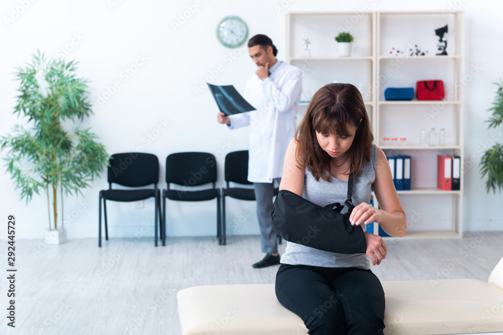 Young woman visiting male doctor traumatologist Young woman visiting male doctor traumatologist