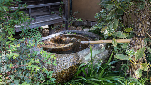 庭の手水鉢 © maruboland