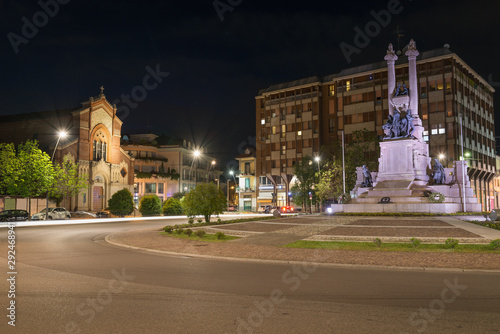 Tableau sur toile Italian city at night, art and culture