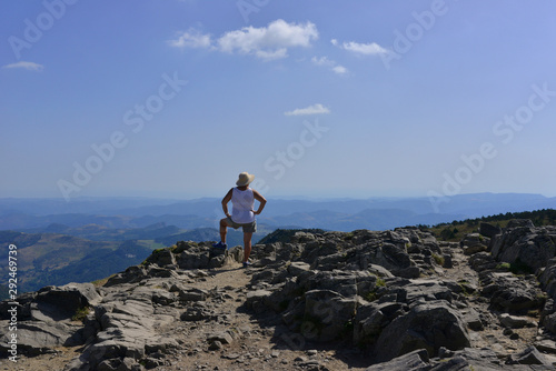 Randonneuse face à l'immensité de l'Ardèche au sommet du Mont Mézenc (07310 Borée), entre les départements de la Haute-Loire et de l'Ardèche, en région Auvergne-Rhône-Alpes, France