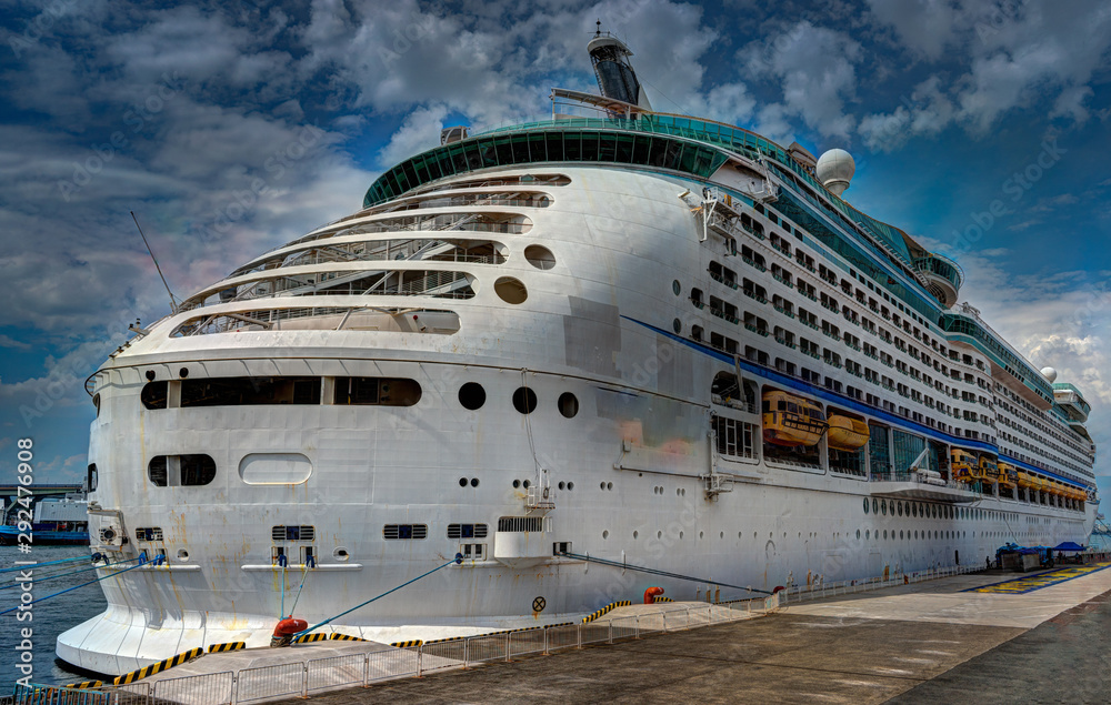 Naklejka premium 豪華客船