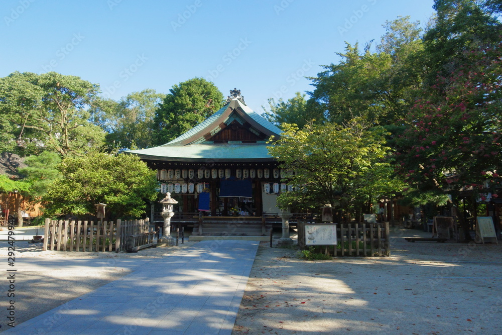 京都、白峯神宮の本殿と境内の風景です