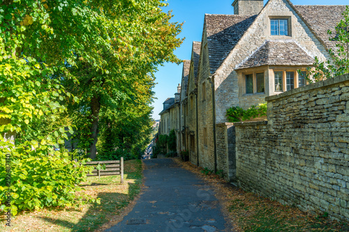 Fototapeta Naklejka Na Ścianę i Meble -  Traditional houses in a small medieval town of Burford in Cotswolds built of distinctive local yellow limestone, Oxfordshire, UK
