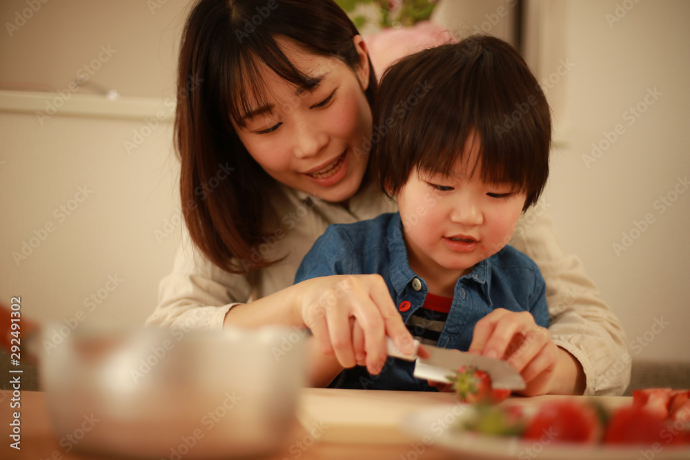 イチゴを切る親子 イチゴを切る親子