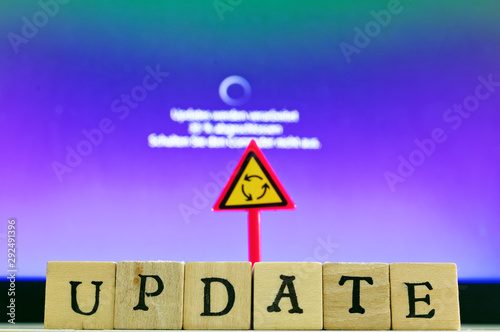 Schrift Update mit Update-Vorgang im Hintergrund bei der Konfiguration des Computers
