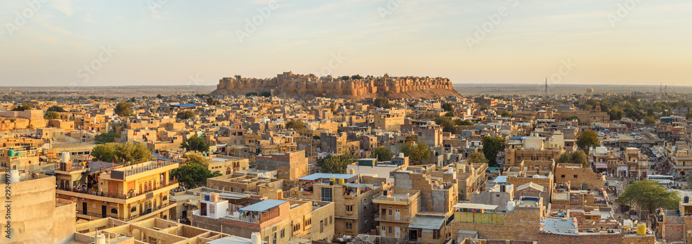Obraz premium Jaisalmer city and Fort in sunset light. Rajasthan. India