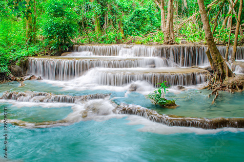 Podróżuje piękna siklawa w tropikalnym lesie tropikalnym, miękka woda strumień w naturalnym parku przy Huai Mae Khamin siklawą w Kanchanaburi, Tajlandia.