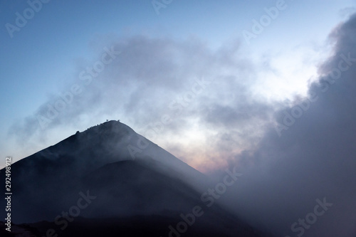 Volcan Stromboli en éruption au coucher du soleil