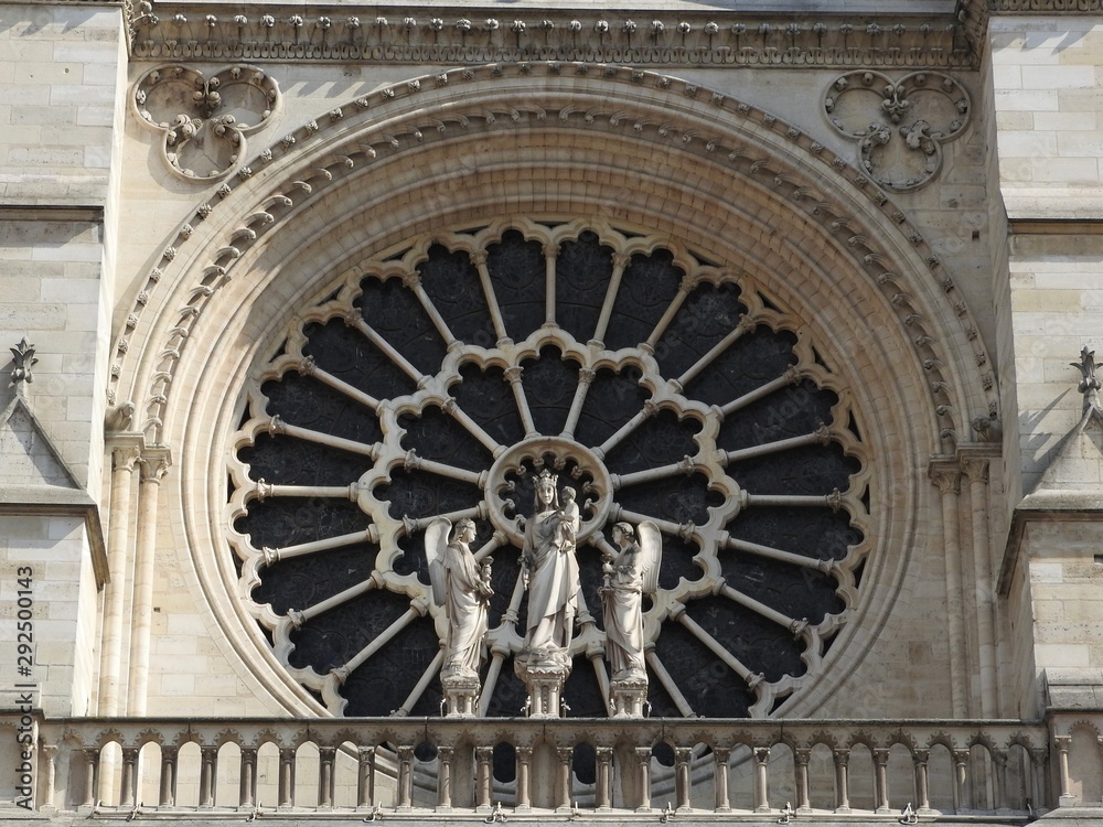 The apostles on the facade of Notre Dame, the approach of fragments.