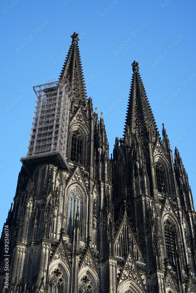 Türme des Kölner Domas - die Westfassade
