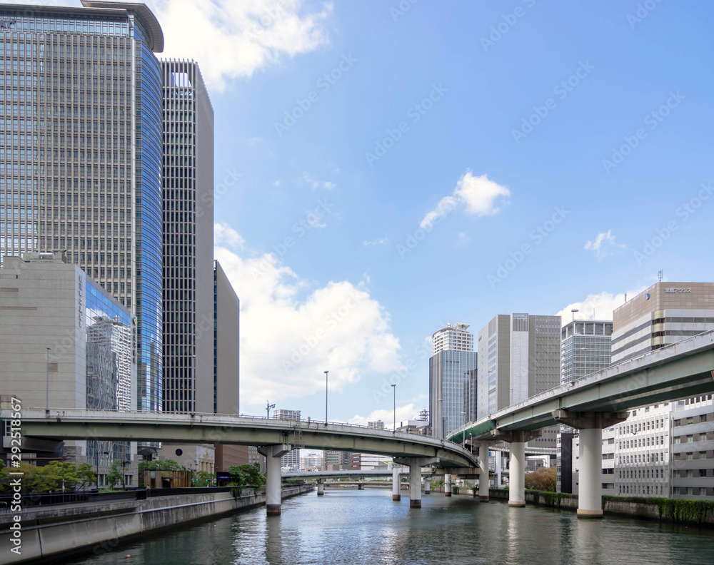 Obraz premium 都会のビル群を流れる運河