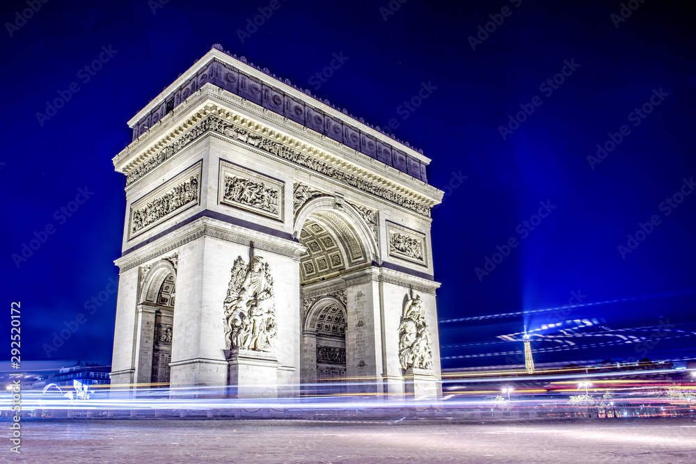 Triumphbogen in Paris bei Nacht mit den Lichtern der Autos und der Stadt