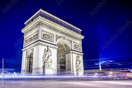 Triumphbogen in Paris bei Nacht mit den Lichtern der Autos und der Stadt