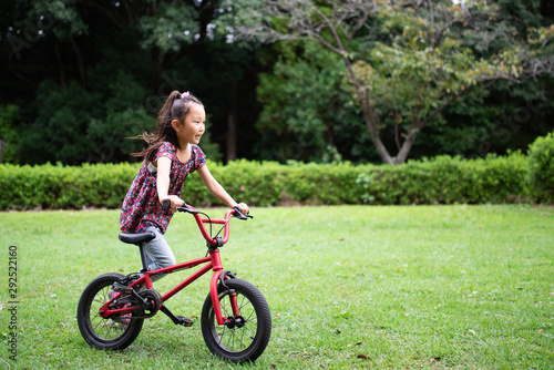 自転車で遊ぶ女の子