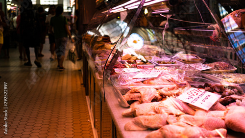 Escaparate de una carnicería en un mercado