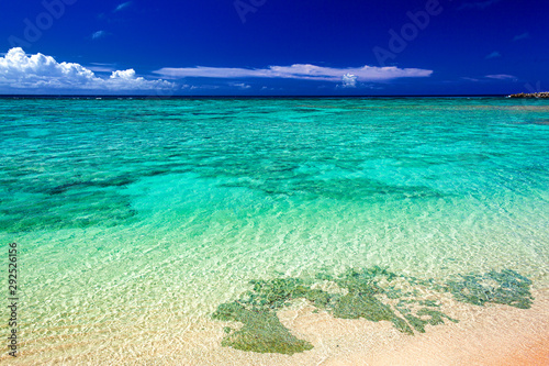 鹿児島県・与論町 与論島 夏のビーチの風景