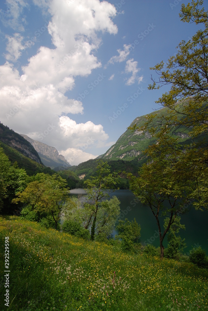 Tennosee - Lago di Tenno – beliebtes Ausflugsziel  oberhalb des nördlichen Gardasees in der Region Trentino im Norden Italiens