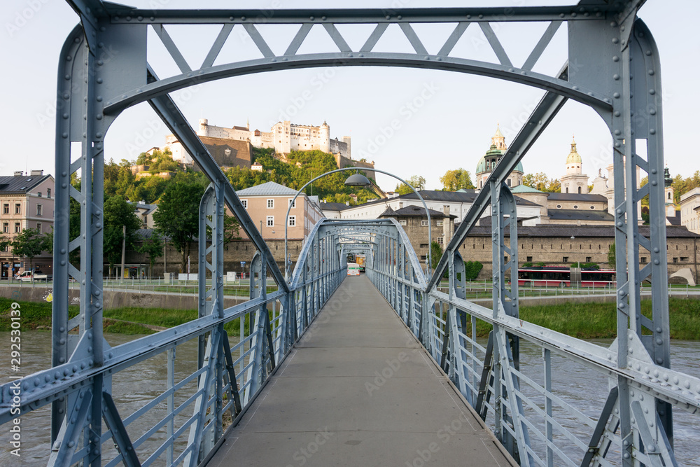 Obraz premium Mullner Steg pedestrian bridge in Salzburg