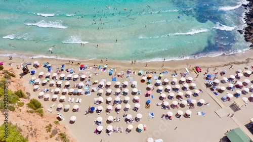 Gente disfrutando las vacaciones en la playa 