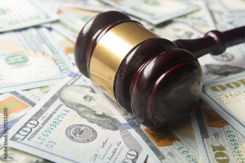 Canvas-taulu Judges Or Auctioneer Gavel On The Dollar Cash Background, Top View, Close-Up