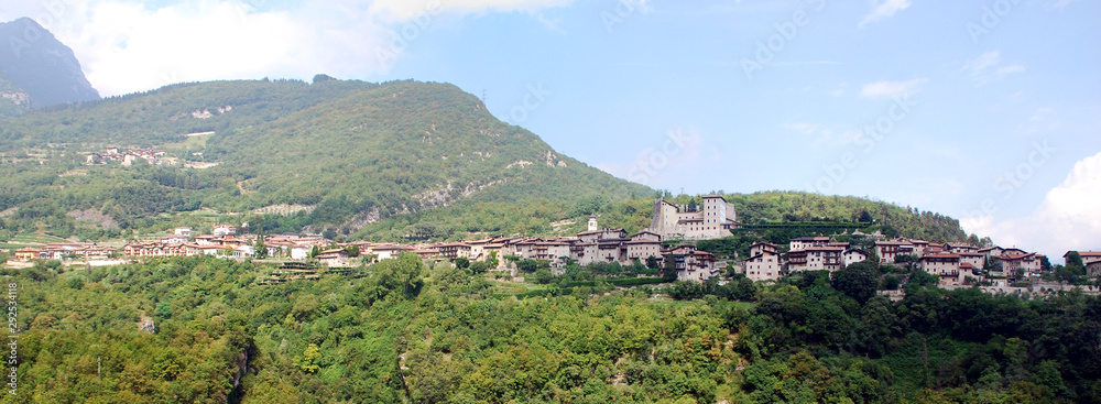 Die Gemeinde Tenno liegt oberhalb des nördlichen Gardasees in der Region Trentino im Norden Italiens und gilt als eine der schönsten mittelalterlichen Gemeinden des gesamten Landes 